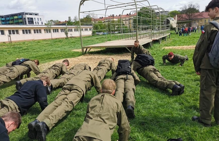 uczniowie podczas ćwiczeń wojskowych