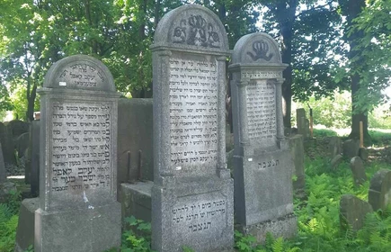 trzy pomniki żydowskie