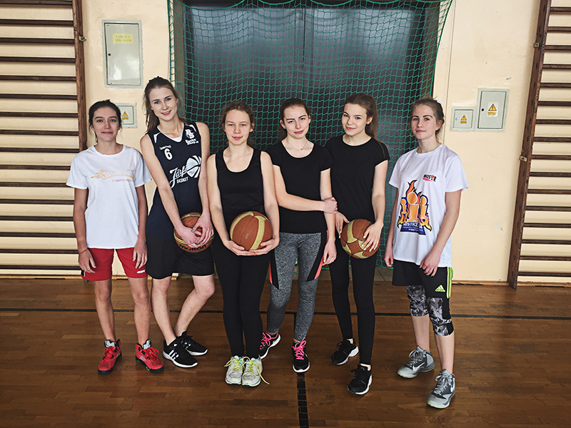 Dziewczęta z klasy  1a „Mistrzem Szkoły” w koszykówce 1