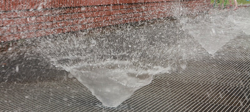 Matematyczny Konkurs Fotograficzny "Niezwykła Matematyka" Przykładowe praca, zdjęcie prezentujące rozbryzgującą się wodę