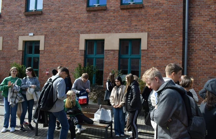 Uczniowie przed instytutem Goethego