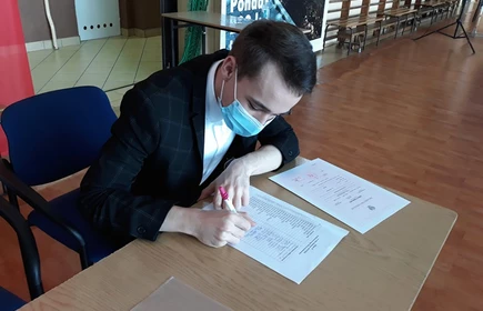 Na zdjęciu uczeń z świadectwem 