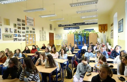 Na zdjęciu grupa uczestników siedzących w sali lekcyjnej