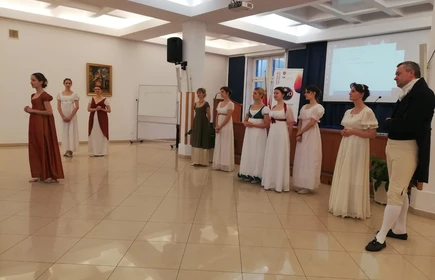 Na zdjęciu kobiety oraz mężczyźni w strojach z epoki