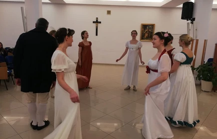 Na zdjęciu kobiety oraz mężczyźni w strojach z epoki