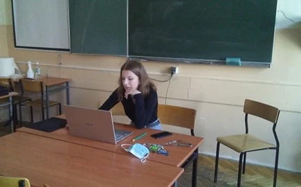 Zdjęcie ukazuję uczennica przed laptopem w trakcie zajęć 