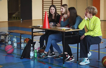 Dziewczęta z klasy   3i  &bdquo;Mistrzem Szkoły&rdquo; w koszyk&oacute;wce 6