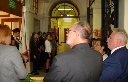 Dwudziestu Dyrektor&oacute;w i ślubowanie klas pierwszych 4