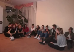 Grupowe zdjęcie uczestników siedzących na podłodze
