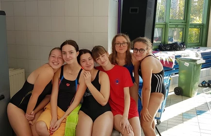 Zdjęcie uczennic w strojach kąpielowych 