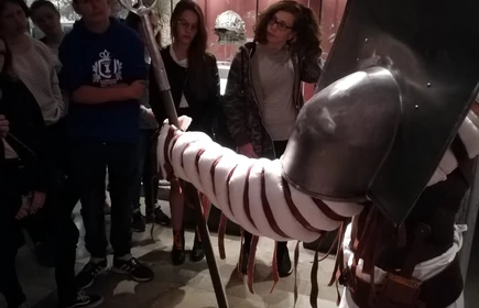 Uczniowie w podczas wycieczki w muzeum 