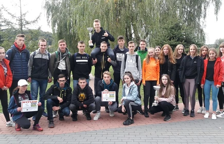 Grupowe zdjęcie z pucharami i dyplomami