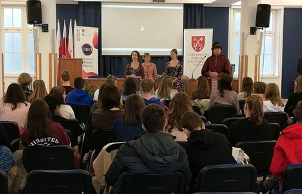 Na zdjęciu uczestnicy spotkania, oraz osoby w strojach ludowych