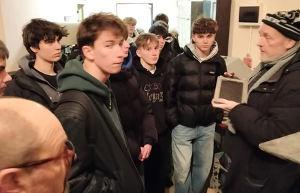 grupa młodzieży zwiedzająca Obserwatorium Astronomiczne Uniwersytetu Jagiellońskiego im. Mikołaja Kopernika