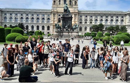 grupa osób na Placu Marii Teresy w Wiedniu