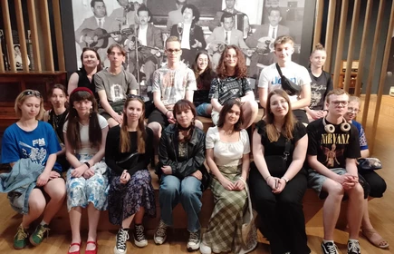 grupa uczniów stojących w sali muzealnej
