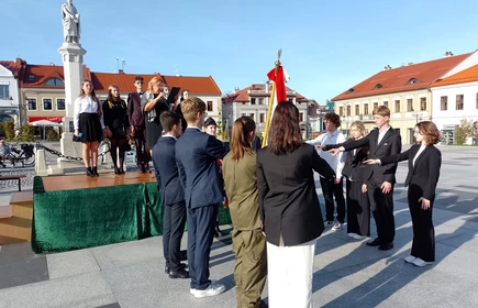 uczniowie ślubują na bocheńskim rynku