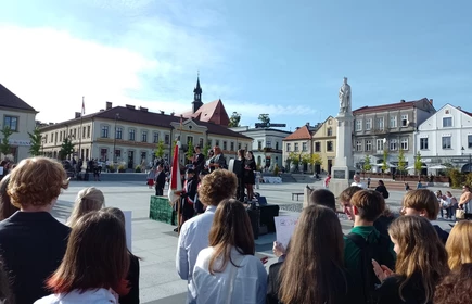 uczniowie szkóy stojący na bocheńskim rynku