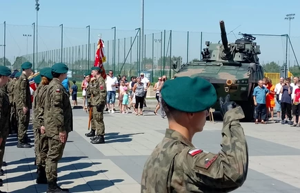 uczniowie podczas uroczystości święta wojska polskiego