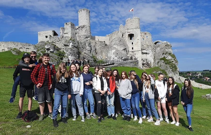 Uczniowie na tle zamku