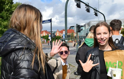 Uczniowie na dworcu w krakowie