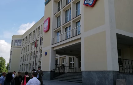 Zdjęcie przy budynku wojskowej akademii technicznej 