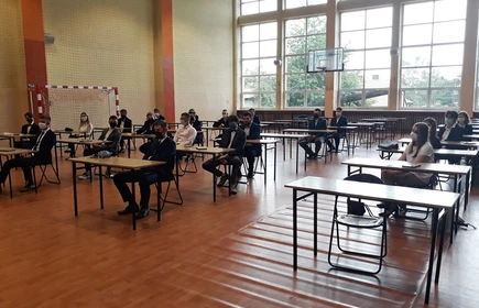 Na zdjęciu sala gimnastyczna  z uczniami
