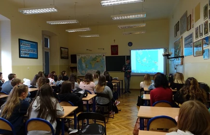 Zdjęcie ukazuję uczestników oraz osobę w trakcie wykładu