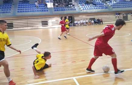 Zdjęcie ukazuję zmagania uczniów podczas meczu piłki halowej