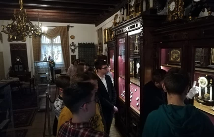 Grupa uczniów oglądająca gabloty w muzeum 