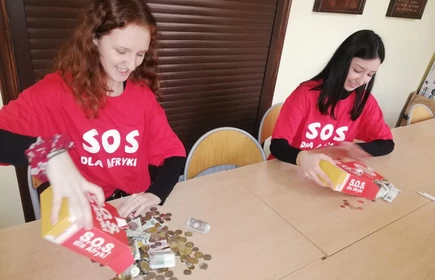 Na zdjęciu dziewczyny przeliczające pieniądze ze zbiórki 