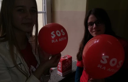 Na zdjęciu dwie uczennice z balonami SOS dla Afryki 