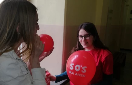 Na zdjęciu dwie uczennice z balonami  - SOS dla Afryki 
