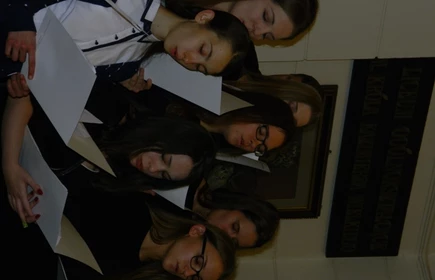 Tablice pamiątkowe w westibulu 11