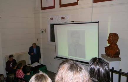 Tablice pamiątkowe w westibulu 7