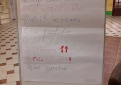 Zdjęcie prezentuje: tablice z zasadami dla uczestników projektu