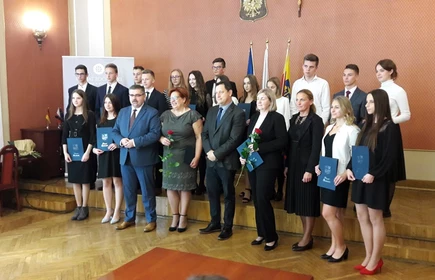 Zdjęcie stypendystów wraz z starostami 