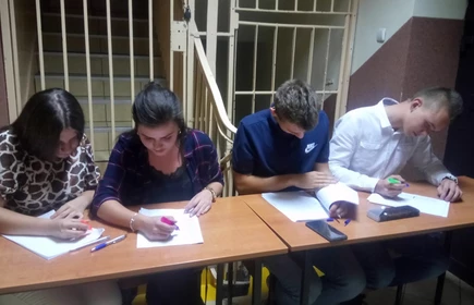 Na zdjęciu osoby siedzące przy stolikach 