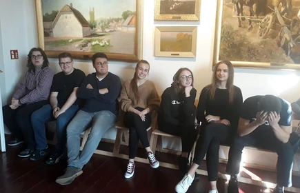Grupowe zdjęcie uczestników wykonane w muzeum 