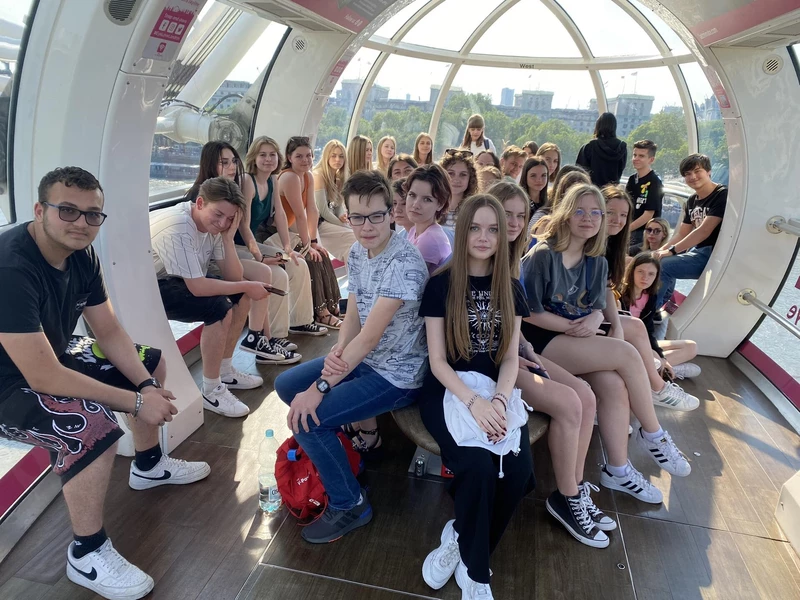 uczniowie siedzący w muzeum