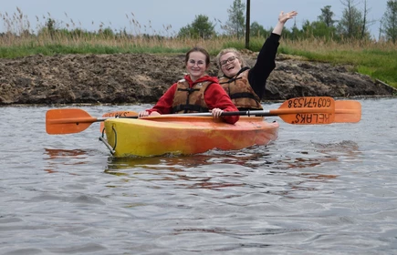 uczniowie w kajakach