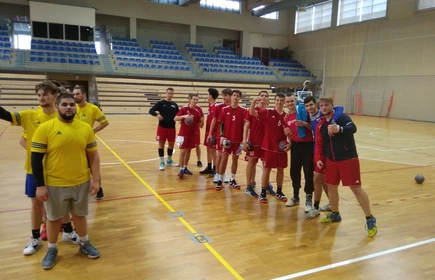 Na zdjęciu dwie drużyny szczypiornistów na sali gimnastycznej