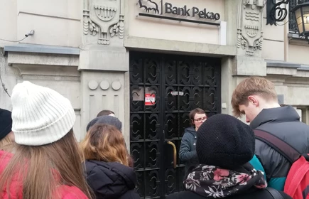Grupa osób w trakcie wycieczki edukacyjnej