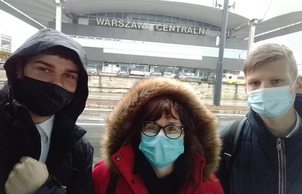 Zdjęcie uczestników w tle dworzec centralny 