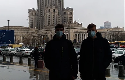 Zdjęcie uczniów w tle pałac kultury 