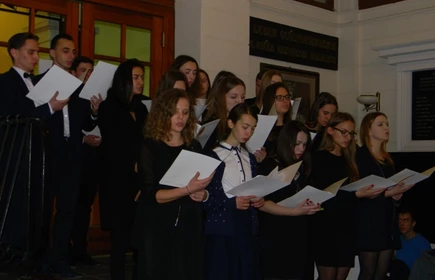 Tablice pamiątkowe w westibulu 9