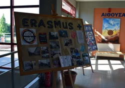 Na zdjęciu tablica ze zdjęciami z napisem Erasmus 