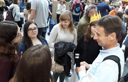 Na zdjęciu uczniowie na targach książki 