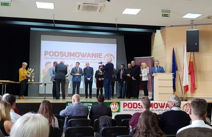 Zdjęcie przedstawia wręczenie pucharów na scenie