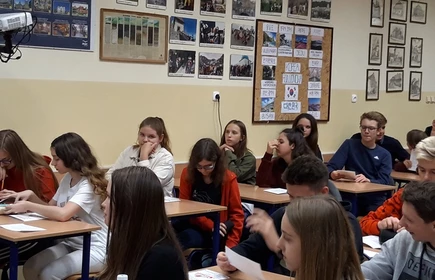 Grupowe zdjęcie osób podczas wykładu 
